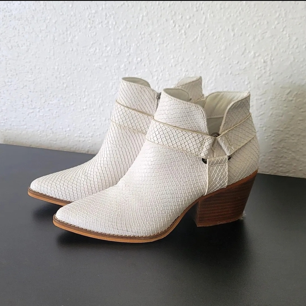 Womens Arider Girl Snake Print Boot Size 6 Textured White Ankle Booties